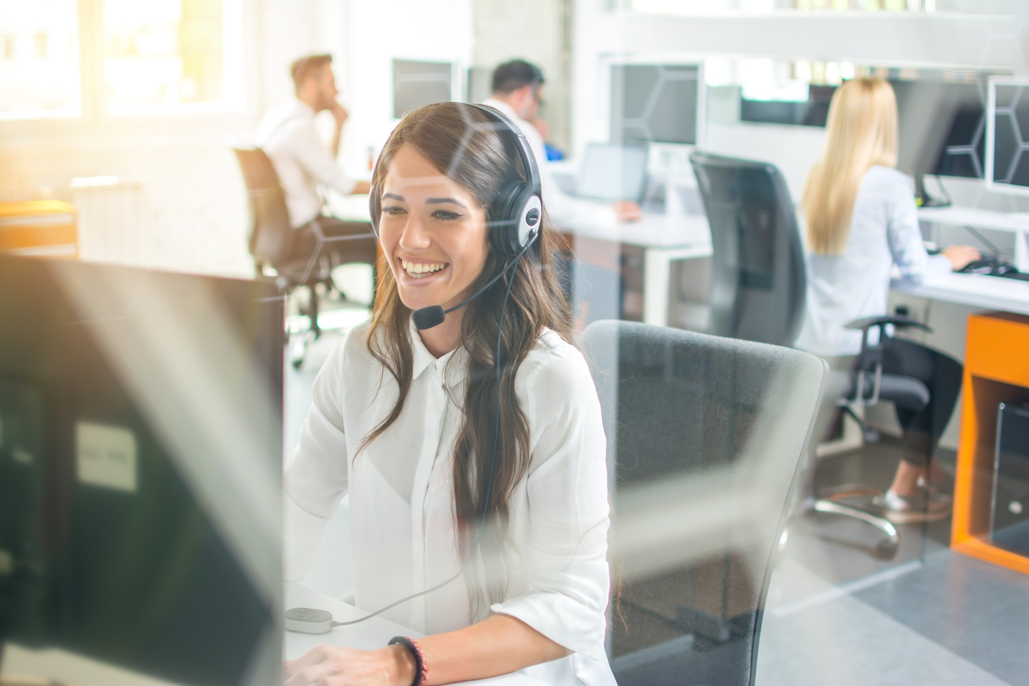 Ścianki szklane w call center - cichy fundament głośnej branży
